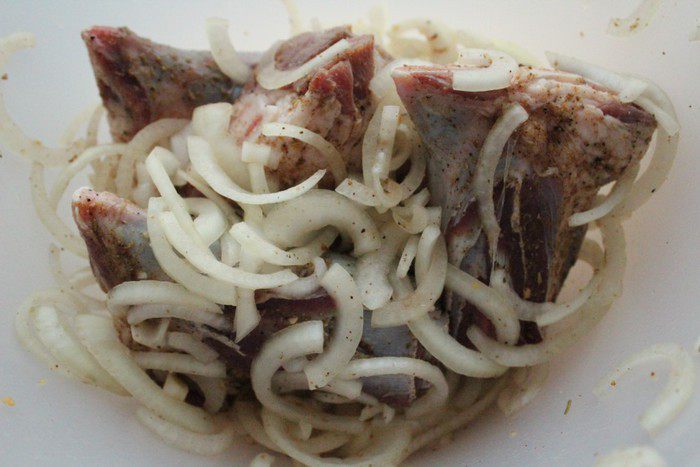 Пряная баранина с маслинами, оливками и томатами 