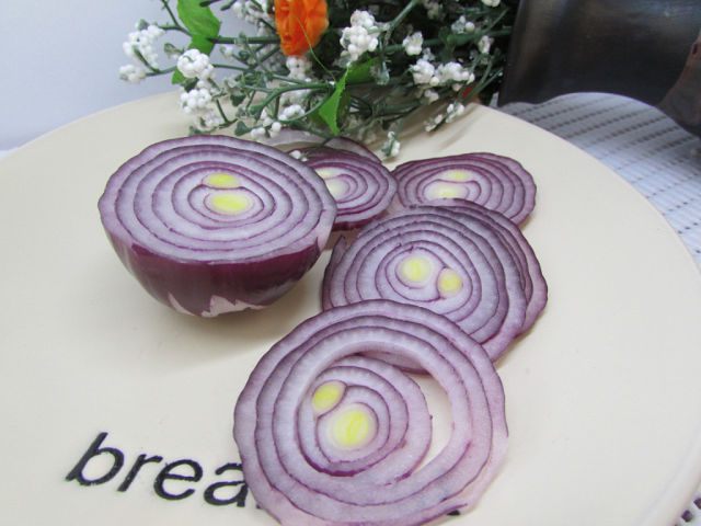 Бутерброды с лососем, свеклой и авокадо