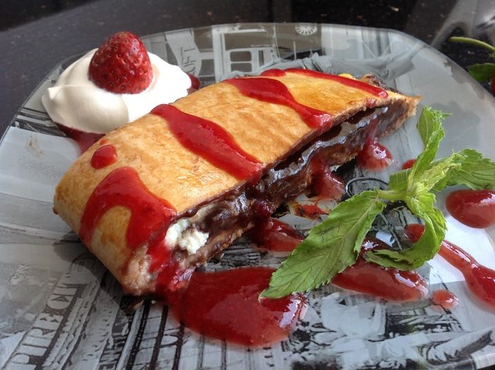 Кальцоне с рикоттой и шоколадной пастой