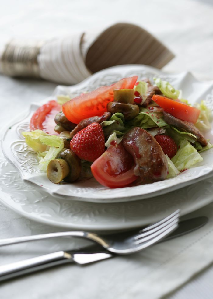 Салат с клубникой, маринованными грибами и куриным