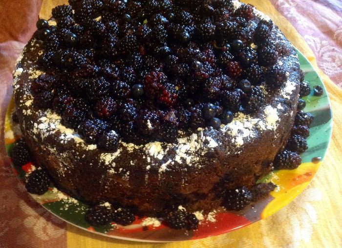 Кофейный кекс с черникой, ежевикой и кардамоном