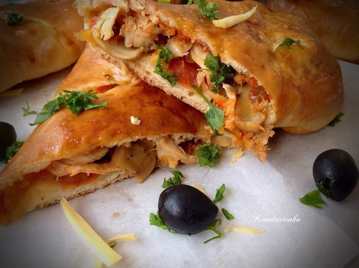 Стромболи с курицей, грибами и карамелизированным луком