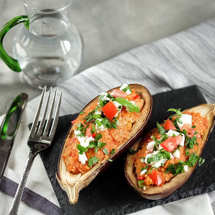 Баклажаны, фаршированые кускусом с овощами