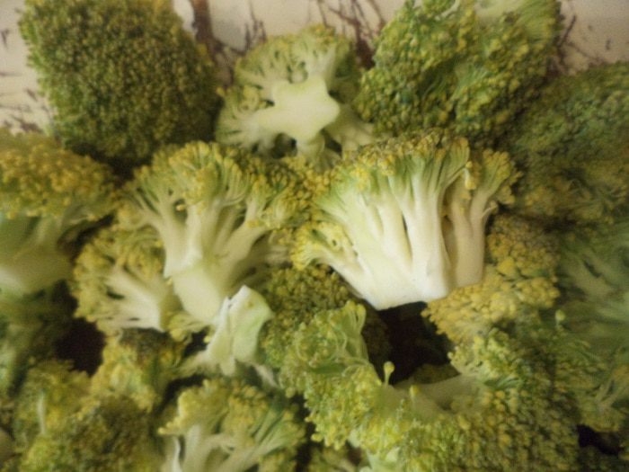 Пирог из слоеного теста с брокколи и крабовыми палочками