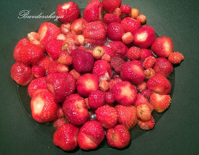 Клубничный джем с базиликом и кедровыми орешками