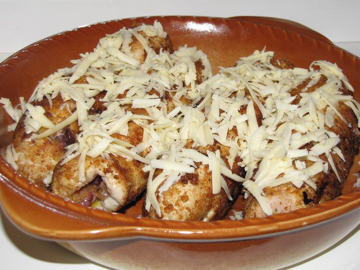 Куринные рулетики с начинкой из слив