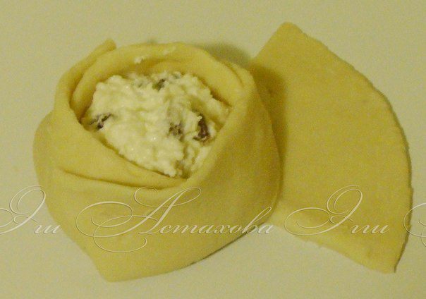 Пирог с творожными розами