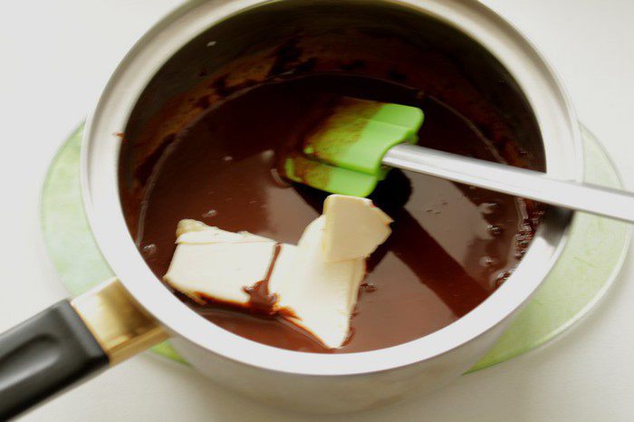 Шоколадный пирог с грушами и орехами