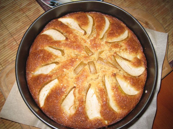 Грушевый пирог с орехами и шоколадом