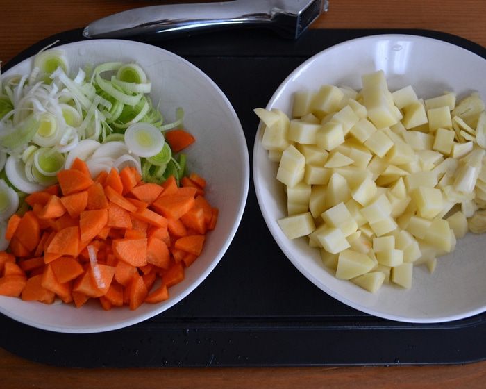 Сливочный чаудер с мидиями и слабосоленой семгой