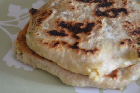 Лепешки с горохово-чесночной начинкой