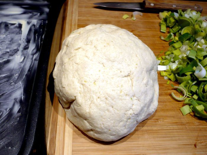 Пирог с брокколи и луком-пореем из картофельно-творожного теста «За сердцем вслед»