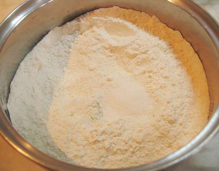 Блины с кокосовой стружкой и клубничным соусом