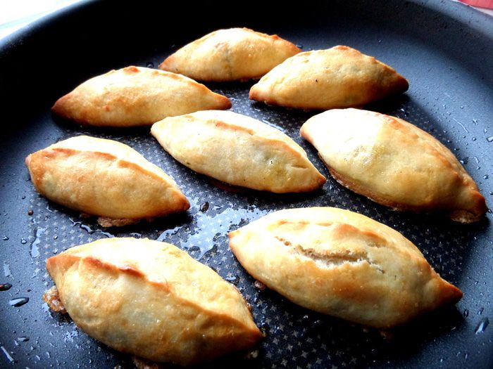 Мини-пирожки с капустой, сельдереем, шпинатом и сыром