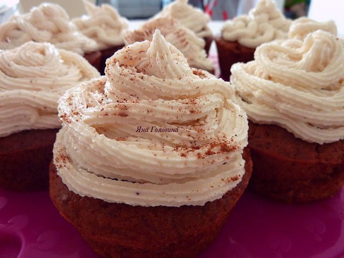 Банановые капкейки с медово-коричным кремом