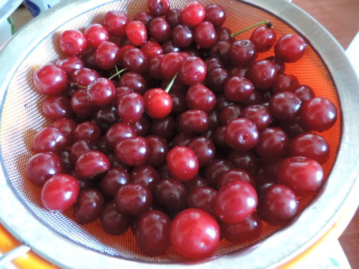 Меренговый рулет с вишневым курдом