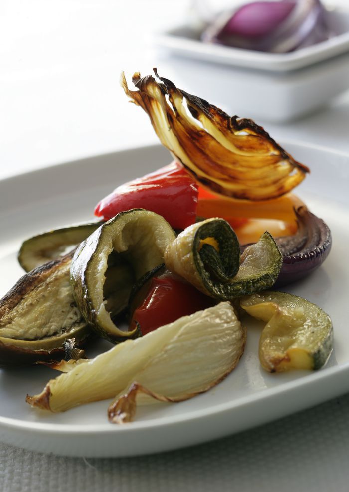 Салат из средиземноморских запеченных овощей