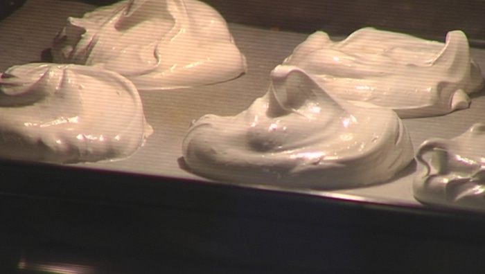 Меренги с клубникой и взбитыми сливками