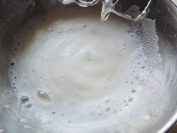 Меренговый рулет с вишневым курдом