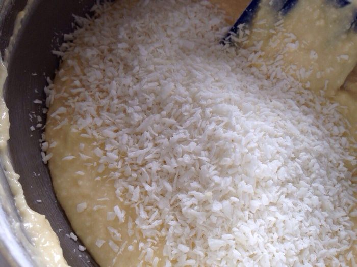 Кокосовый кекс с вишней