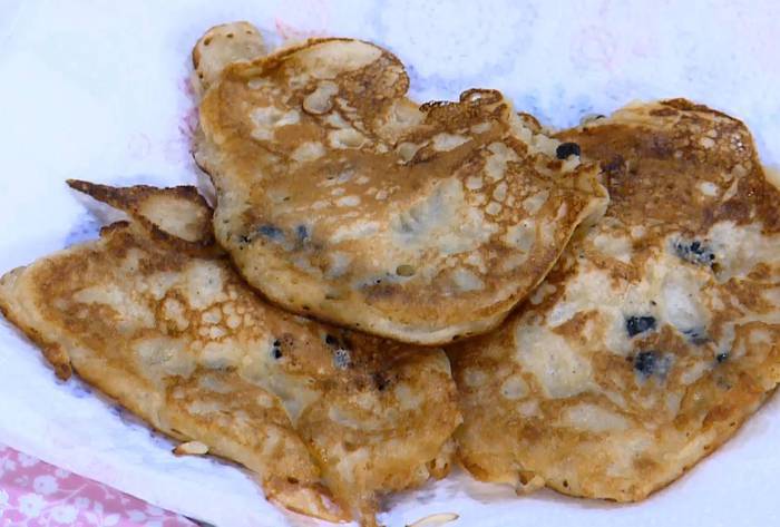 Оладушки с сушеной черникой 