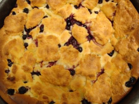 Ягодный пирог под творожными клецками