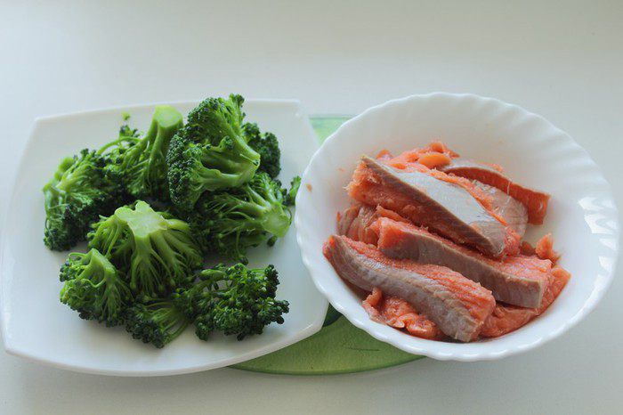 Оладьи из брокколи и лосося