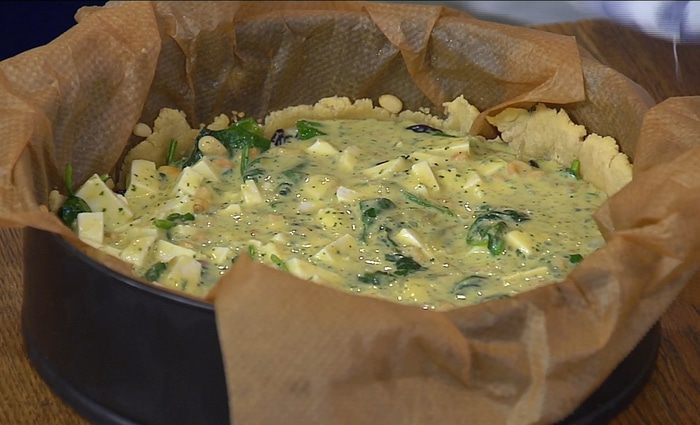 Пирог со шпинатом, изюмом и соусом песто 