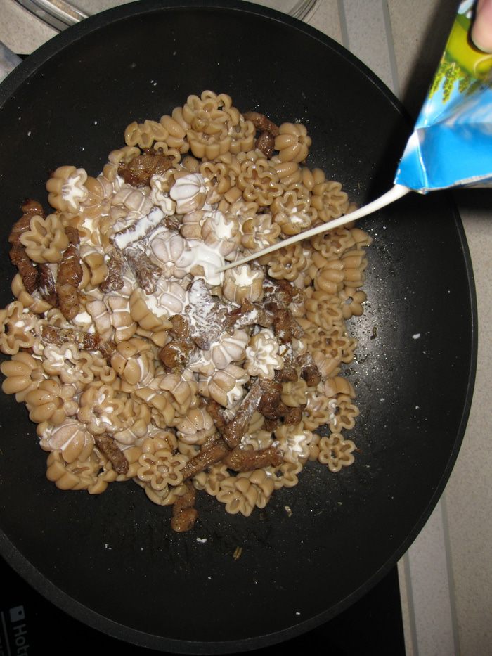 Ржаные макаронцы со свининой и сливками 