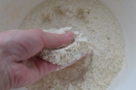 Пшенично-ржаной хлеб с изюмом и орехами