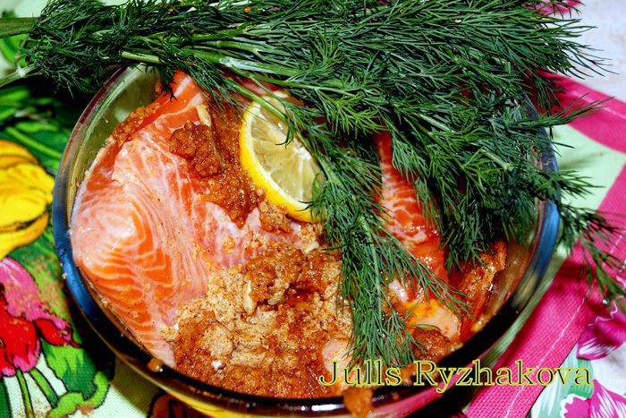 Форель в ореховом соусе с брокколи