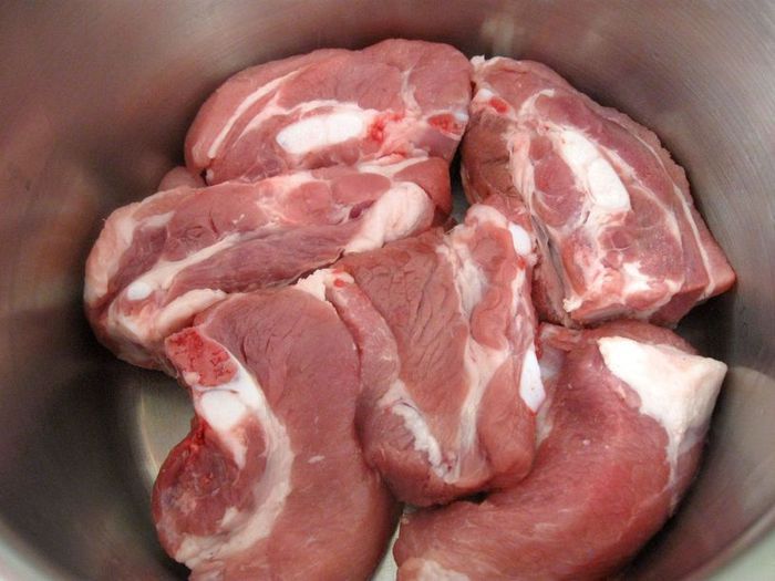 Свинина под ароматной корочкой, с яблоком, помидором и сельдереем