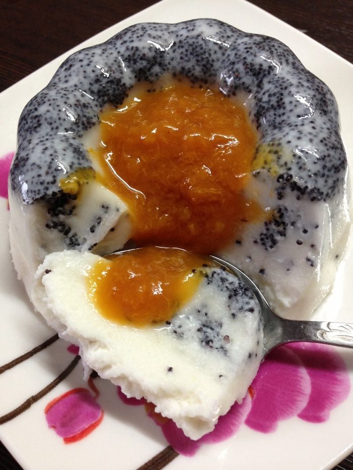 Маковый десерт под соусом из кураги