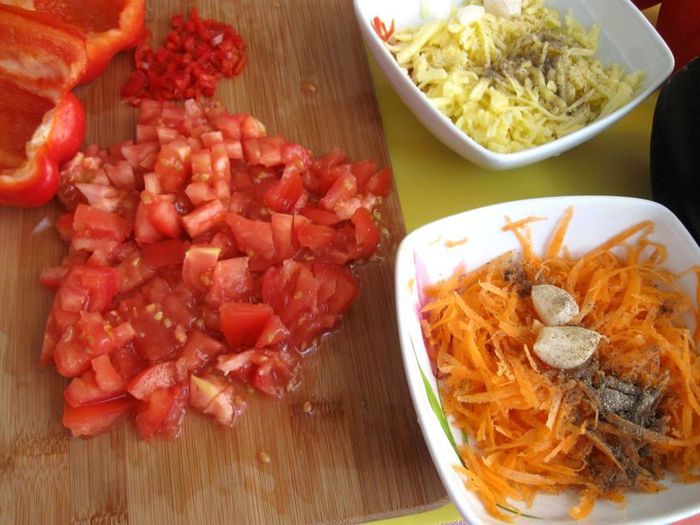 Баклажаны и перцы с кориандром, сыром и овощами