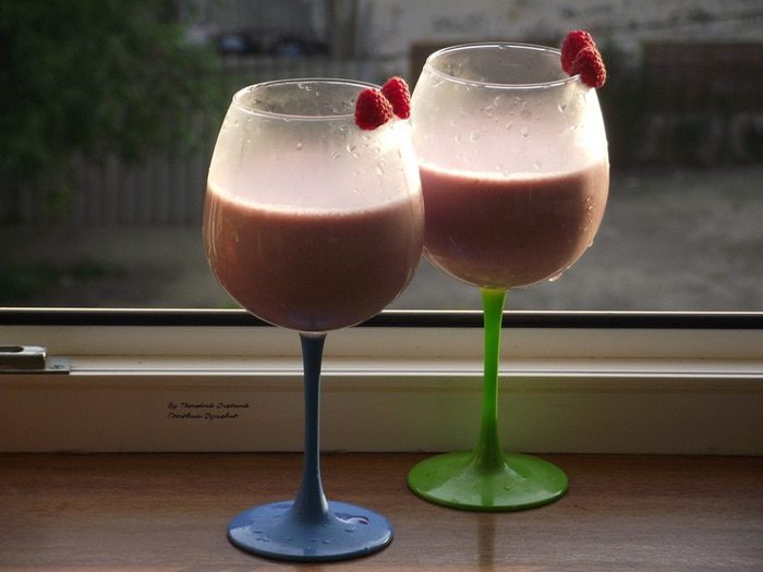 Малиновый коктейль с мороженым