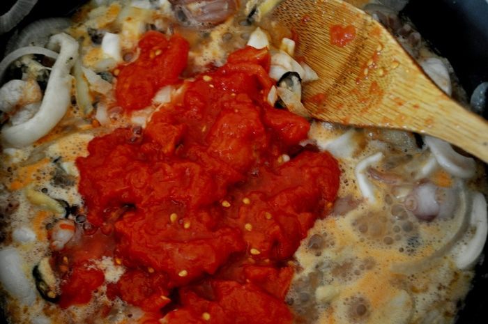 Томатный суп с морепродуктами и рисом