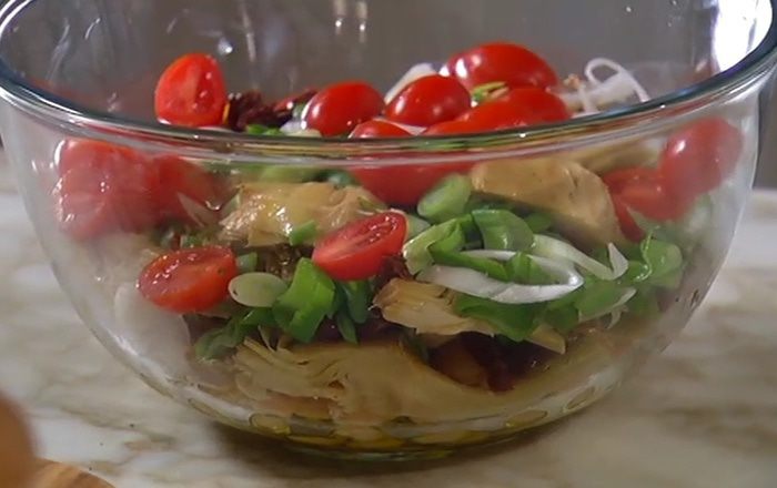 Салат из нута, артишоков и помидоров 