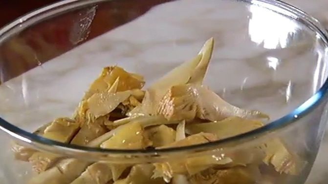 Салат из нута, артишоков и помидоров 