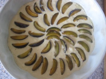 Пряный сливовый пирог на пиве