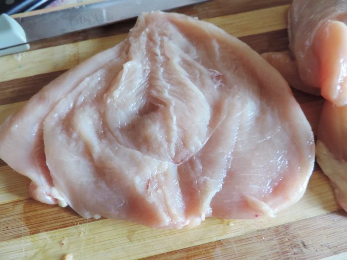 Куриные рулетики со шпинатом под сметанно-томатным соусом