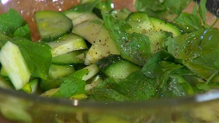 Тортильи с креветками и зеленым салатом