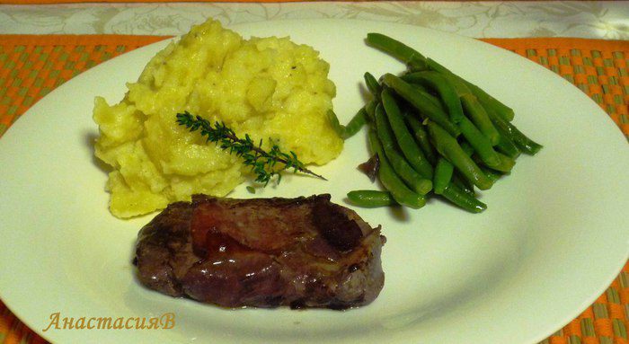 Медальоны из говядины в соусе из Риохи, карамелизированная фасоль и картофельное пюре с трюфелями