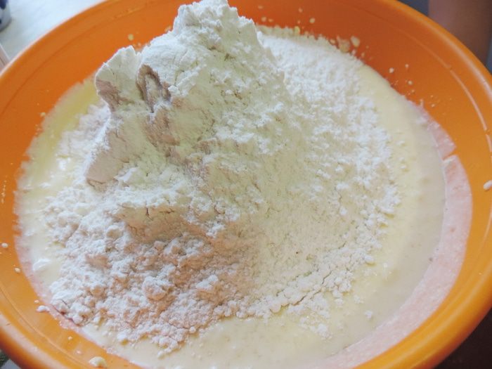 Тертый пирог со сливами