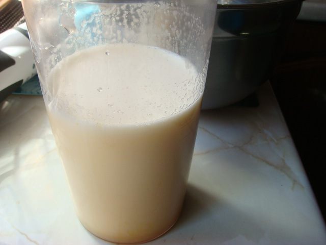 Шарлотка с яблоками и изюмом