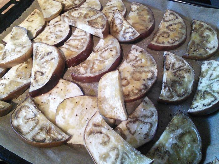 Баклажаны в томатном соусе с изюмом