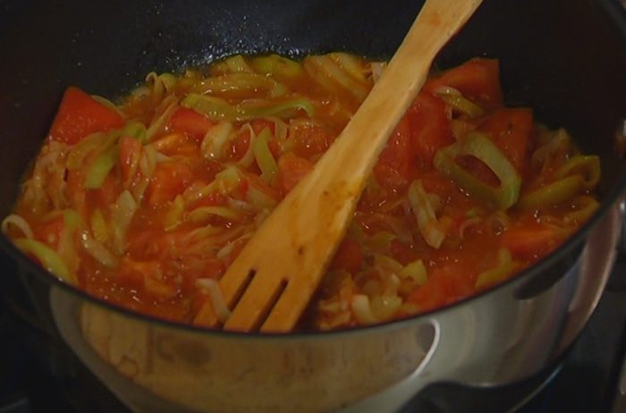 Супчик из чечевицы с пореем и помидорами