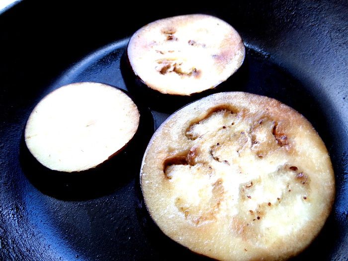 Котлетки на баклажане под сыром, с томатом