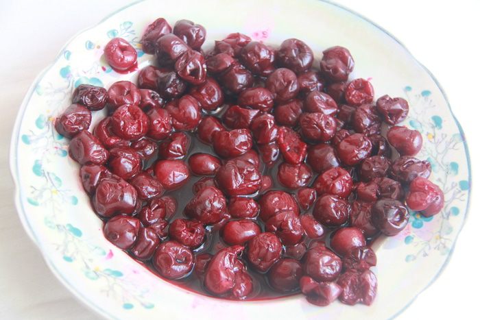 Кунжутный пирог с вишней 