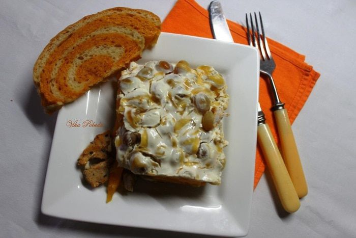 Курица, запеченная с тыквой и виноградом