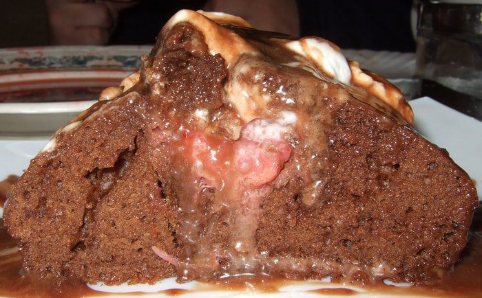 Шоколадный кекс с клубникой и взбитыми сливками